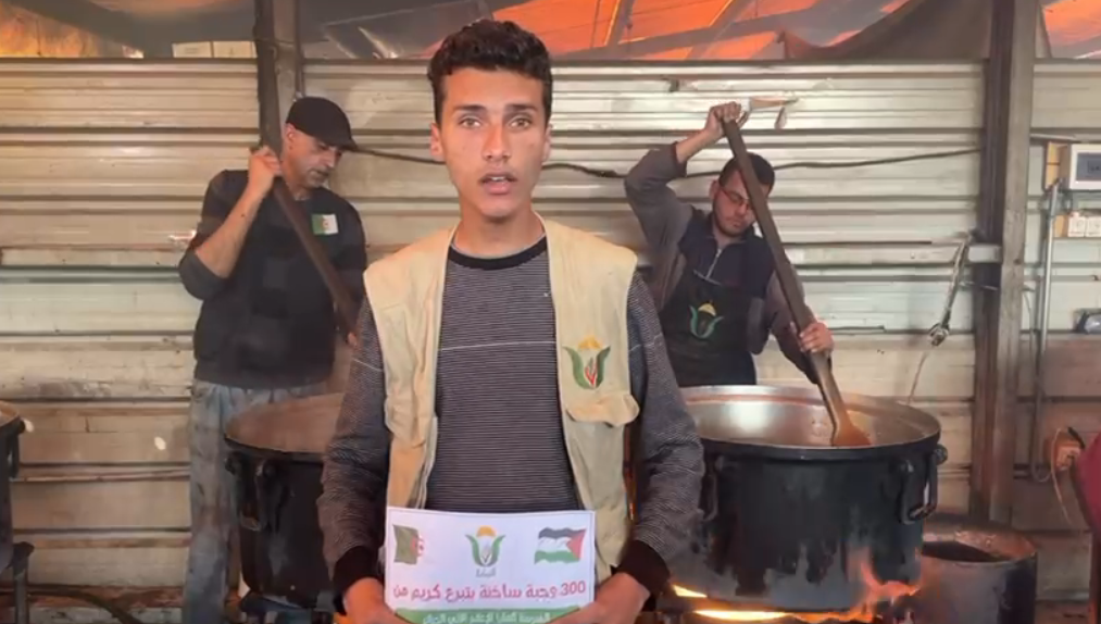 300 وجبة ساخنة في مواصي خانيونس… دفء العطاء يصل في الوقت الأصعب